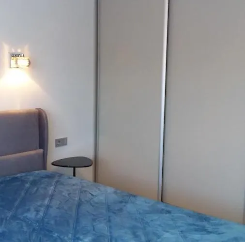 New J&r Near Girstutis, Free Private Parking & Self Check-in 考纳斯